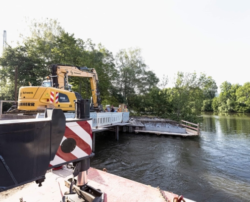 Bagger auf Brücke